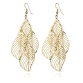 Elegantes pendientes colgantes de hoja hueca dorada con acabado de metal pulido - Dorado