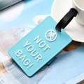 Étiquette à bagages bleue en silicone avec relief NOT YOUR BAG et sangle en caoutchouc - Bleu Ciel-NOT YOUR BAG!