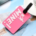 Étiquette à bagages en silicone rose avec lettrage MINE et sangle noire réglable - Rose-MINE!