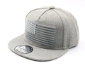 Detalle de gorra snapback gris con bandera bordada y etiqueta en la visera plana - Adulto (56-58CM) / Gris