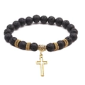 Bracciale yoga in pietra lavica con ciondolo a croce e perline dorate su bianco - Oro