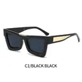 Lunettes de soleil œil-de-chat noires carrées avec détails dorés et verres gris fumé - Monture Noire Verres Noir Gris