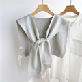 Détail d'un châle en tricot gris clair avec étiquette de marque sur une chemise blanche - Style avec Étiquette Brodée (08D) / 43x98cm / Gris clair