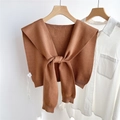 Détail du châle en tricot caramel avec bords côtelés et nœud élégant sur le devant - Style avec Étiquette Brodée (09D) / 43x98cm / Couleur caramel