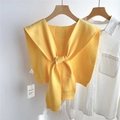 Détail d'un châle en tricot jaune avec nœud frontal et étiquette sur cintre en bois - Style avec Étiquette Brodée (11D) / 43x98cm / Light jaune