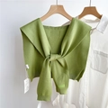 Détail du châle en tricot vert avec nœud élégant et étiquette de marque sur chemise blanche - Style avec Étiquette Brodée (12D) / 43x98cm / Vert clair