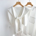 Détail du châle en tricot blanc avec broderie Doria Dore et texture délicate - Style avec Étiquette Brodée (19D) / 43x98cm / Blanc pur