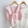 Détail du châle en tricot rose clair avec texture fine et broderie de marque sur l'ourlet - Style avec Étiquette Brodée (20D) / 43x98cm / Rose