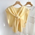 Dettaglio dello scialle in lana giallo chiaro con trama fine e scollatura a costine - 45*98cm / Giallo chiaro