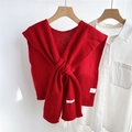 Dettaglio dell'etichetta 100% lana e della trama a maglia di questo scialle rosso donna - 45*98cm / Rosso