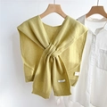Dettaglio dello scialle in maglia 100% lana con trama e etichetta su mantella gialla - 45*98cm / verde chiaro