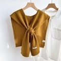 Dettaglio di scialle in maglia 100% lana con trama in tessuto giallo senape di qualità - 45*98cm / Bronzo