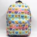 Detail eines mehrfarbigen Rucksacks mit dichtem 3D-Emoji- und Pizza-Druckmuster-Design - Bunte Emoji
