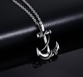 Détail du pendentif ancre argentée avec texture de corde sur fond de cuir noir élégant - Avec Chaîne Forçat / Argenté