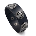 Bracciale largo in pelle nera con borchie a sole argentate e chiusura a scatto - Nero