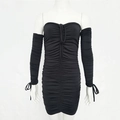 Vue détaillée d'une mini-robe plissée noire sans bretelles avec manches longues amovibles - S / Noir