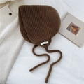 Détail du bonnet en laine marron montrant l'étiquette 100% laine et la texture tricotée - Style à Gland à Fines Rayures (8WOOL) / Marron