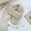 Gros plan d'écharpe en maille torsadée beige avec bordure en dentelle blanche et étiquette tissu - Beige