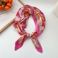 Plissiertes quadratisches Seidentuch mit lebhaftem Blumenmuster in Pink und Orange - Malvenfarbene Rosa Kante