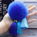 Gedetailleerd beeld van een koningsblauwe bonten pompon hanger met kwastjes - 8cm / Saffierblauw