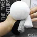 Detailoverzicht van witte faux fur pom-pom sleutelhanger met kwastjes - 8cm / Wit