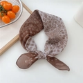 Foulard en soie marron foncé à motif paisley avec texture satinée noué en noeud - Coton Soleil Paisley Marron
