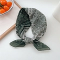 Foulard en coton et soie à motif paisley vert foncé et beige en style noué - Coton Soleil Paisley Vert