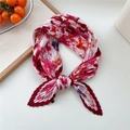 Plissiertes Seidentuch mit Blumenmuster in Rot und Rosa im eleganten Akkordeon-Stil - Vierblättriger Roter Druck