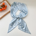 Sciarpa lunga in seta azzurra a pois annodata a fiocco su sfondo bianco neutro - Splicing a Pois Blu