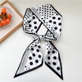 Sciarpa in seta da donna con pois neri sfumati su elegante tessuto bianco - Splicing a Pois Bianchi