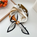 Plissiertes Seidentuch in Creme, Orange und Olivgrün mit geometrischem Muster - Geometrischer Rahmen Schwarze Kante
