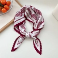 Plissiertes quadratisches Seidentuch mit Paisley-Print in Rot und Weiß als Halstuch - Weinroter Paisley Kettenrahmen