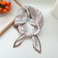 Plissiertes Seidentuch mit braunem Paisley-Muster auf cremeweißem Hintergrund-Finish - Khaki Paisley Kettenrahmen