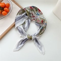 Plissee-Seidenschal mit bunten Blumenmustern und eleganter Schleifenform-Styling - Blumenstein Grauer Rahmen