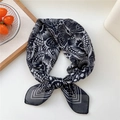Elegante foulard quadrato bianco e nero con motivi a farfalla e decorazioni floreali - 67x67cm / 01D Mughetto Farfalla Nero