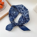 Piccolo foulard di seta blu navy con stampa a farfalle bianche annodato a fiocco - 67x67cm / 04D Mughetto Farfalla Blu Marino