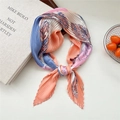 Plissiertes Seidentuch in Himmelblau und Korallenorange mit Paisley-Mustern - Paisley Farblock Aprikose