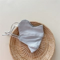 Dettaglio della maschera solare grigio chiaro con mesh traspirante e cinturini regolabili - Grigio chiaro