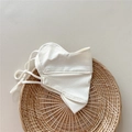 Dettaglio della maschera solare crema con tessuto a rete traspirante e cinturini - Beige