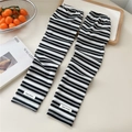 Dettaglio dei manicotti protettivi a righe bianche e nere con trama a maglia - Taglia Unica(10x50cm) / Strisce Bianche e Nere