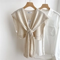 Dettaglio dello scialle in maglia beige con design a nodo incrociato e bordi a costine - Beige