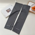 Dettaglio delle maniche di protezione solare grigio scuro con coulisse e logo - Taglia unica / grigio scuro