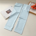 Dettaglio di manicotti protettivi solari in seta di ghiaccio azzurro con logo AIMPOTATO - Taglia unica / Blu Chiaro