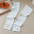 Dettaglio di manicotti solari a pois bianchi con coulisse e etichetta logo - Bianco a Pois Neri (BX0101)
