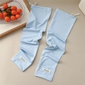Détail de manchons solaires à carreaux bleus et blancs avec cordon de serrage réglable - Petit Quadrillage Bleu (BX0101)