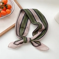 Sciarpa sottile a righe retrò rosa nudo e verde oliva con un elegante design a nodo - 01D Verde a Righe