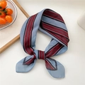 Foulard in seta a righe blu nebbia e bordeaux annodato a fiocco su una superficie piana - 02D Rosso Vino a Righe