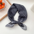 Foulard quadrato di seta grigia con motivi a trifoglio neri e bordo a righe sottili - 03D Griglia a Quadrifoglio Grigio