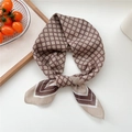 Foulard en soie marron kaki à motifs géométriques, fini satiné et détails à rayures V - 05D Grille de Trèfle Kaki