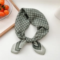 Foulard en soie vert sauge vintage avec motifs géométriques en losanges et bords blancs - 06D Grille de Trèfle Vert